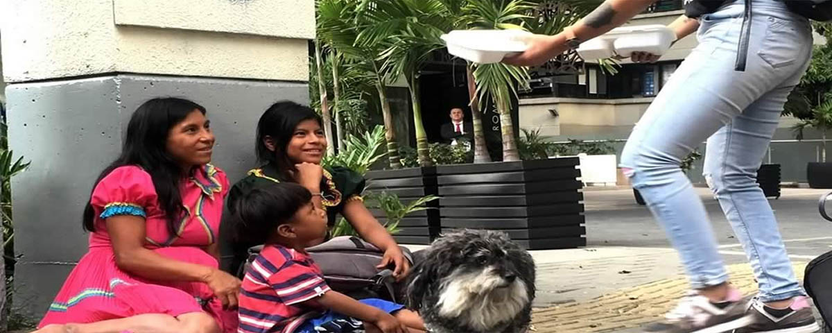 Willie's volunteers give out meals to the hungry in Medellin, Colombia
